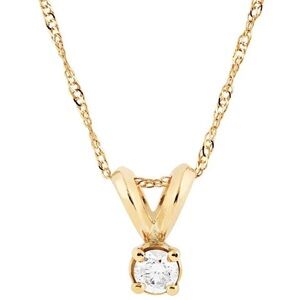 Diamond pendant set in 14k gold